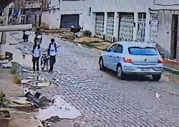 Adolescente é arrastado por fios de telefonia e quase é atropelado por motocicleta
