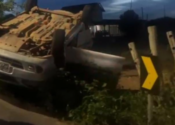 Carro capota na estrada do Pico da Ibituruna em Valadares