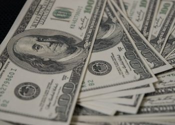 Dólar cai para R$ 5,68 e fecha no menor nível desde novembro