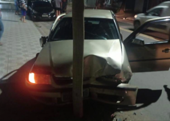 Motorista perde controle de carro e bate em outros dois veículos no bairro Santa Rita