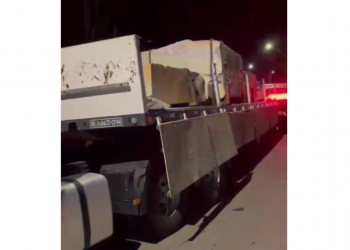 PRF apreende carreta com pedras de granito soltas, na BR-116, em Teófilo Otoni