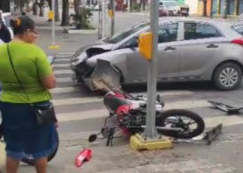 Motorista faz conversão proibida e causa acidente no Centro