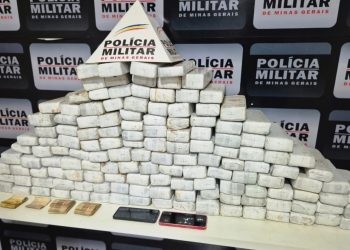 Polícia prende casal por tráfico de drogas e apreende 140 barras de maconha 