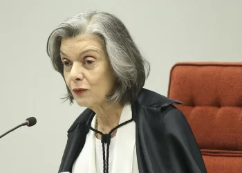 Cármen Lúcia mantém investigação contra Bolsonaro