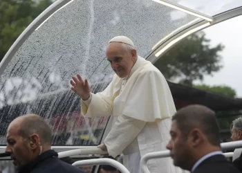 Estado de saúde de papa Francisco não é grave, mas continua complexo, diz Vaticano