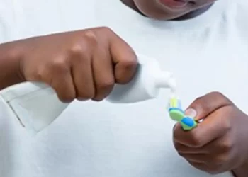 Anvisa suspende creme dental da Colgate após relatos de reações