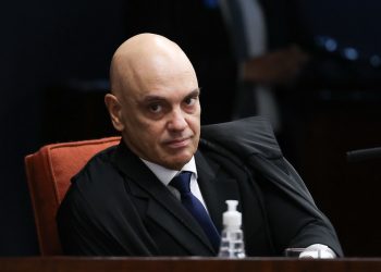 Moraes concede prisão domiciliar a mulher que pichou estátua no STF