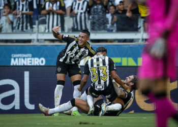 Atlético goleia América no Mineirão e fica perto do título estadual