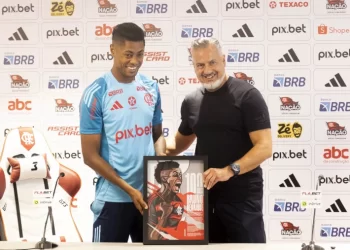 Bruno Henrique se emociona em homenagem ao 100º gol pelo Flamengo
