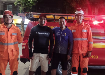 Bombeiros resgatam pilotos de parapente em área de difícil acesso em Valadares