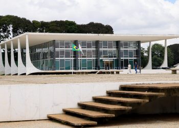 Supremo nega retenção de passaporte do deputado Eduardo Bolsonaro após pedido da PGR