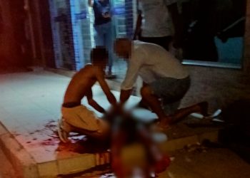 Jovem é esfaqueado durante briga; amigo do ex-namorado da vítima é preso