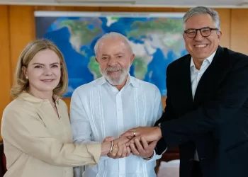 Gleisi Hoffmann cita isenção do IR como prioridade da agenda política