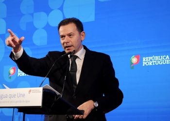 Premiê de Portugal cai após Parlamento rejeitar moção de confiança