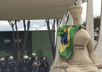 STF suspende julgamento de mulher que pichou “Perdeu, Mané” em estátua