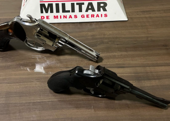 Motorista é preso transportando armas em táxi; segundo a PM confessa que receberia R$ 400