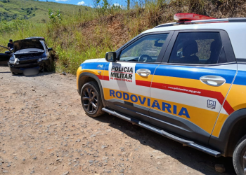 Motorista foge de abordagem capota carro em Valadares;