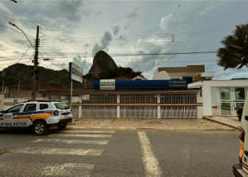 Mulher corre pela rua e para viatura para denunciar agressões do companheiro (1)