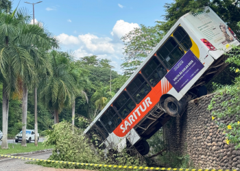 Ônibus capota e deixa sete feridos