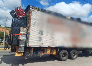 PRF flagra caminhão transportando mudanças de forma irregular na BR-116