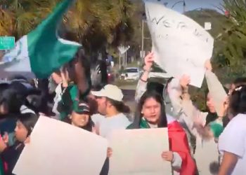 Democratas protestam a um quarteirão do Centro de Imigrantes de Myrtle Beach, financiado pela USAID