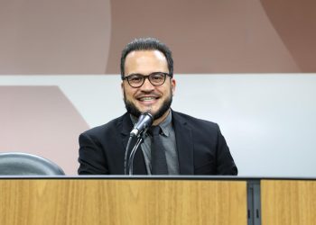 Enes Cândido propõe projeto que garante valorização dos profissionais de saúde