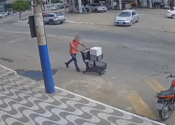 câmera flagra homem transportando cofre furtado em carrinho de supermercado