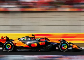 McLaren sobra e Piastri lidera dobradinha no GP da China; Bortoleto é 17º
