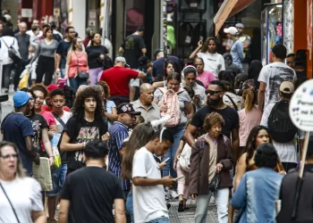 Renda de pessoas negras equivale a 58% da de brancas, mostra estudo