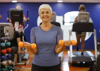 Manter uma rotina de musculação não traz apenas benefícios como aumento de força e resistência, melhora na postura e prevenção contra lesões.