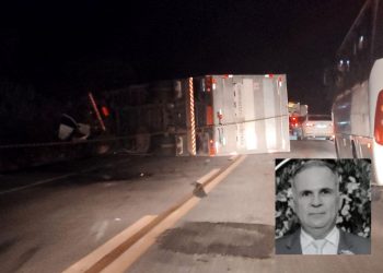 Motorista de carro morre após carga se desprender da carreta na BR-381
