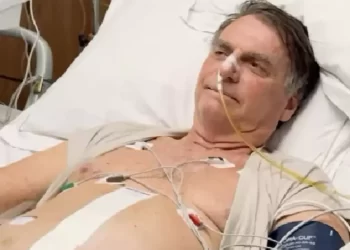 STF intima Bolsonaro no hospital após ex-presidente fazer live internado