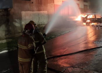 Bombeiros atendem dois incêndios em veículos no intervalo de 5 horas