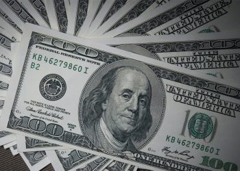 Dólar encosta em R$ 6 após Trump impor taxa de 104% à China