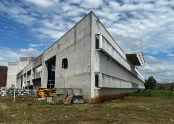 Durante vistoria em obra do Hospital Regional de Valadares, Governo de Minas reafirma entrega para 2026