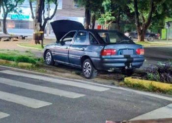 Homem é preso em flagrante por dirigir embriagado após carro parar em praça