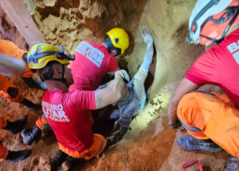 Idoso é resgatado com vida após deslizamento de terra