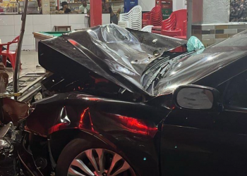 Motorista atropela três pessoas ao jogar carro contra mesa de bar