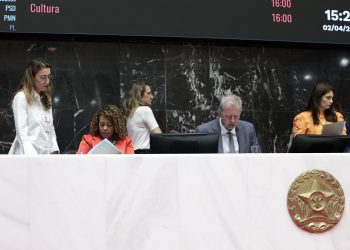 ALMG recebe projeto que reajusta em 5,26% vencimentos dos servidores da educação