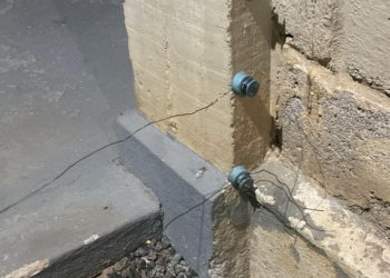 Mulher morre eletrocutada em quintal de casa