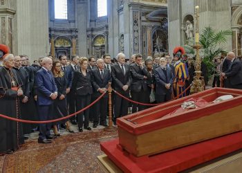 Lula e comitiva desembarcam em Roma para funeral do papa Francisco