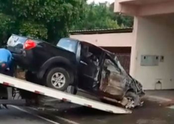 Homem morre após colidir veículo em casa