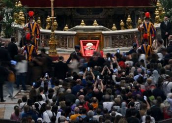 Igreja que receberá túmulo do papa registra fila de 30 minutos