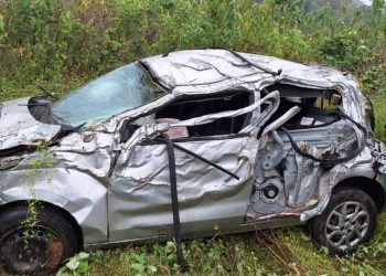 Sargento fica ferida após carro capotar em ribanceira na MGC-381