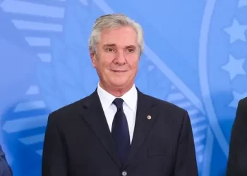 Relatório médico diz que Collor toma 8 remédios e pode ser tratado no presídio