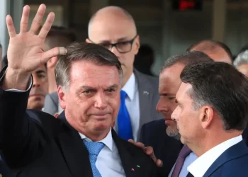 Bolsonaro ironiza Moraes por voo da FAB: ‘tinha que viajar em avião de carreira para ser aplaudido’