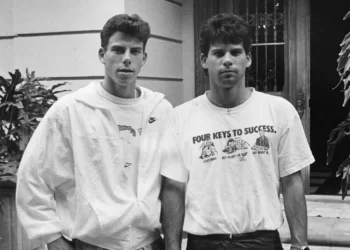 Juiz adia para maio audiência que poderá rever pena dos irmãos Menendez