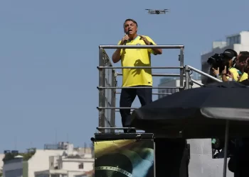 Bolsonaro nega tentativa de golpe e diz esperar por “ajuda externa”