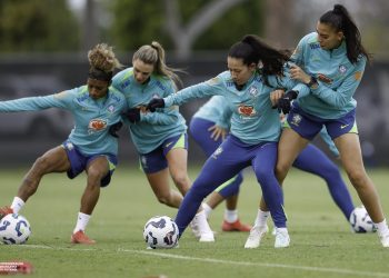 Seleção feminina treina nos EUA para reencontro com donas da casa