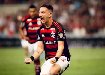 Flamengo vence LDU, segue vivo e chega à zona de classificação na Libertadores